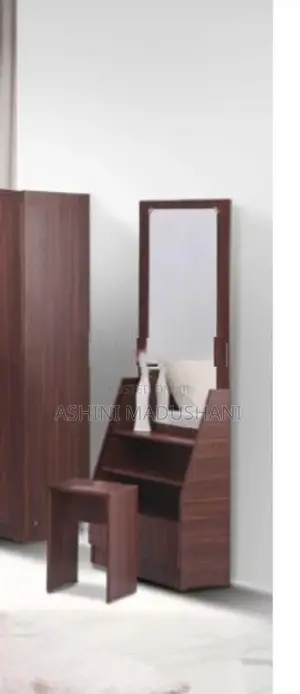 කණ්ණාඩි මේසය සමග පුටුව