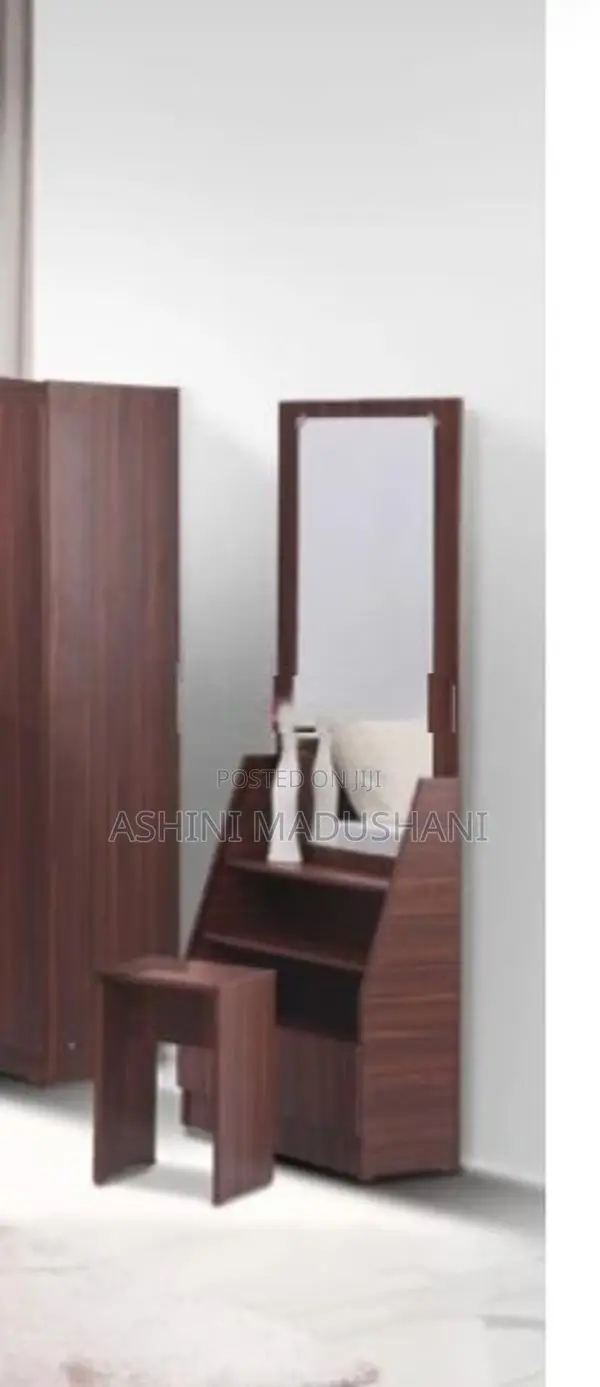 කණ්ණාඩි මේසය සමග පුටුව