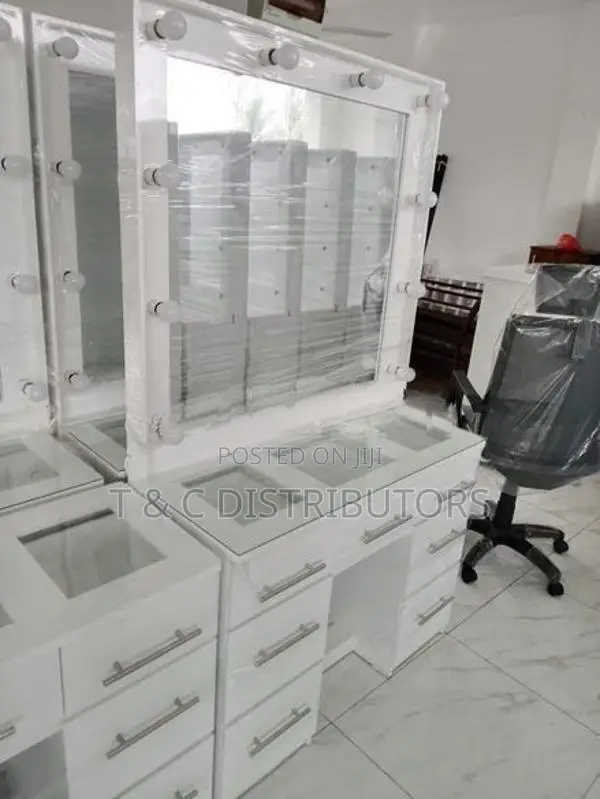 Hollywood Dressing Table With Top Glass