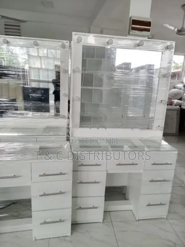Hollywood Dressing Table With Top Glass