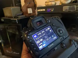 canon 5D mark 3 DSLR body with lens