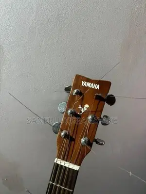 Yamaha F370 Guitar