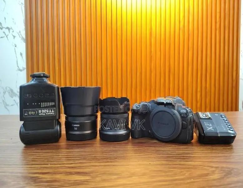Canon Eos R100