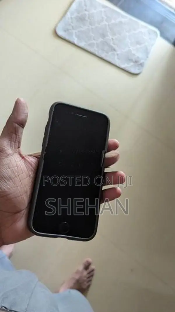 Apple iPhone SE 2 128GB (Used)