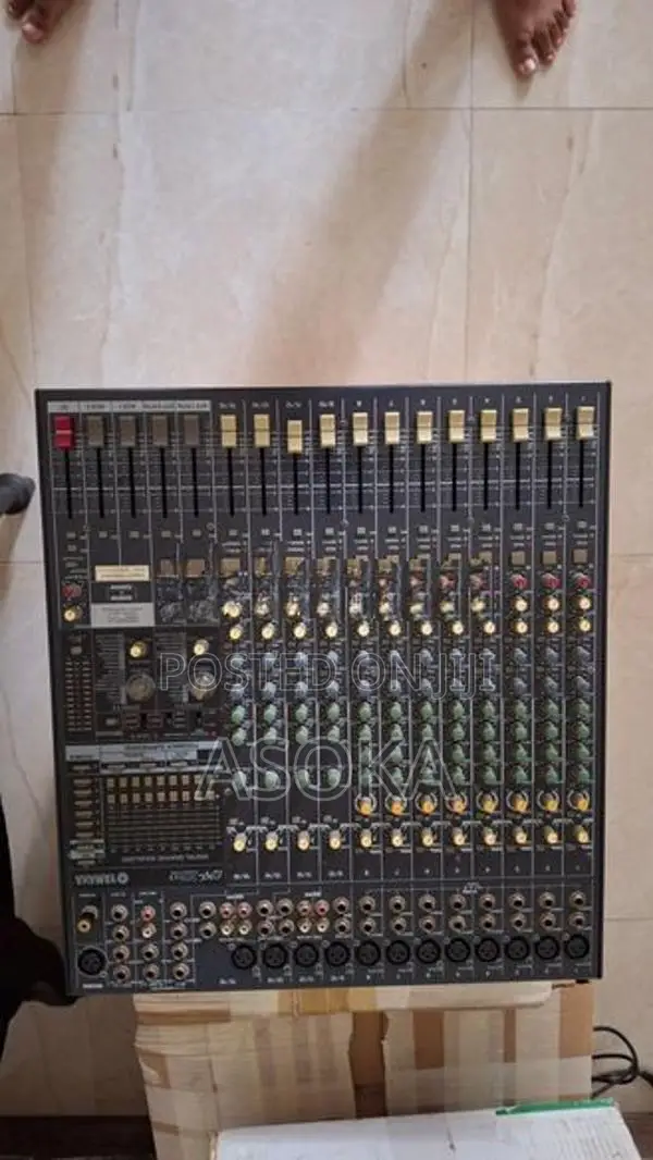Yamaha EMX 5016CF Powered Mixer