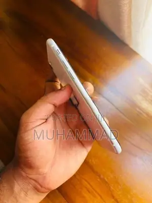 Apple iPhone SE 2 128GB (Used)