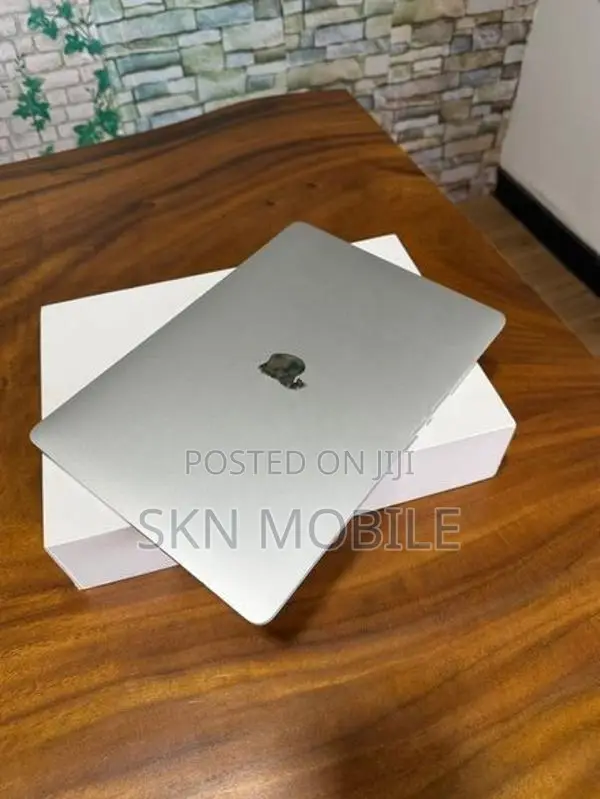 Apple MacBook I5 8GB 512GB
