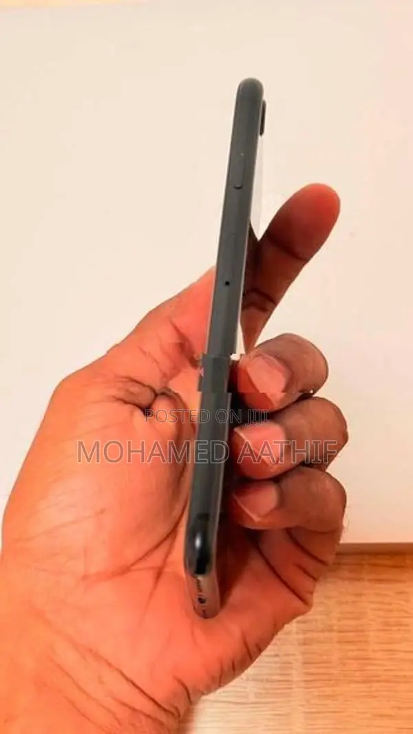 Apple iPhone SE 2 (Used)