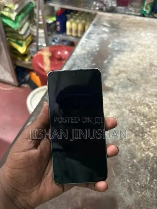 Samsung Galaxy S22 (Used)