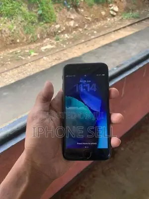 Apple iPhone SE 2 (Used)