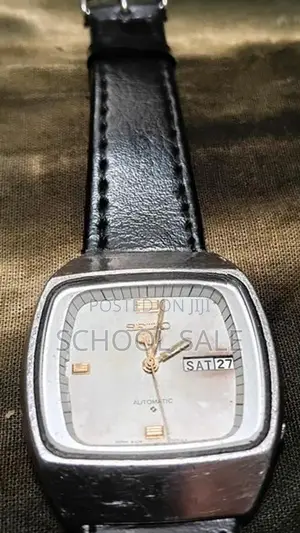seiko 5 TV dial vintage time peice