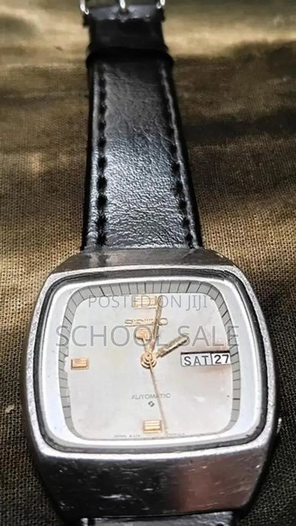 seiko 5 TV dial vintage time peice