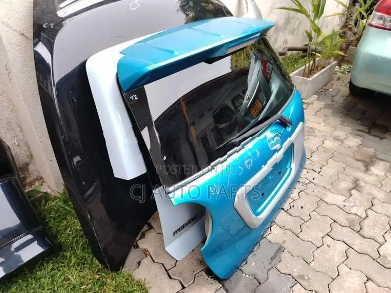 Daihatsu Cast Dicky Door