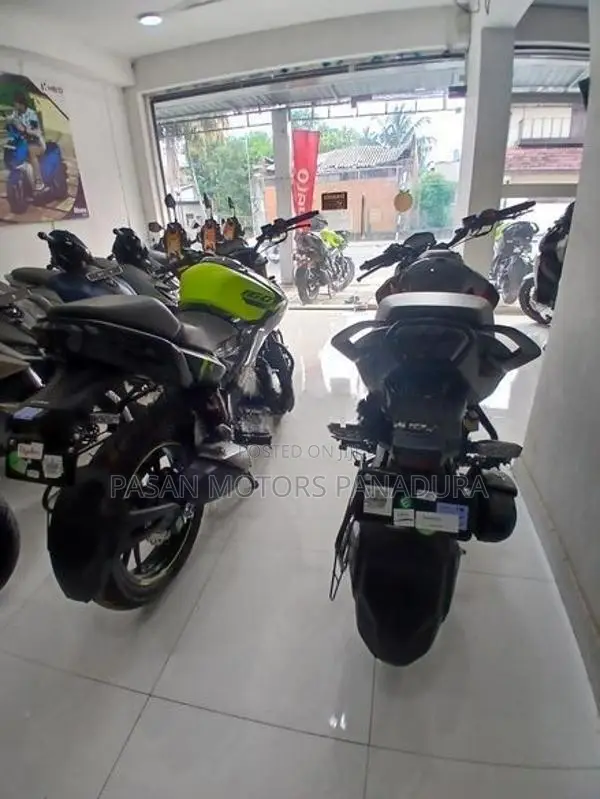 Hero Hunk 160R 4V Brand-New 2026