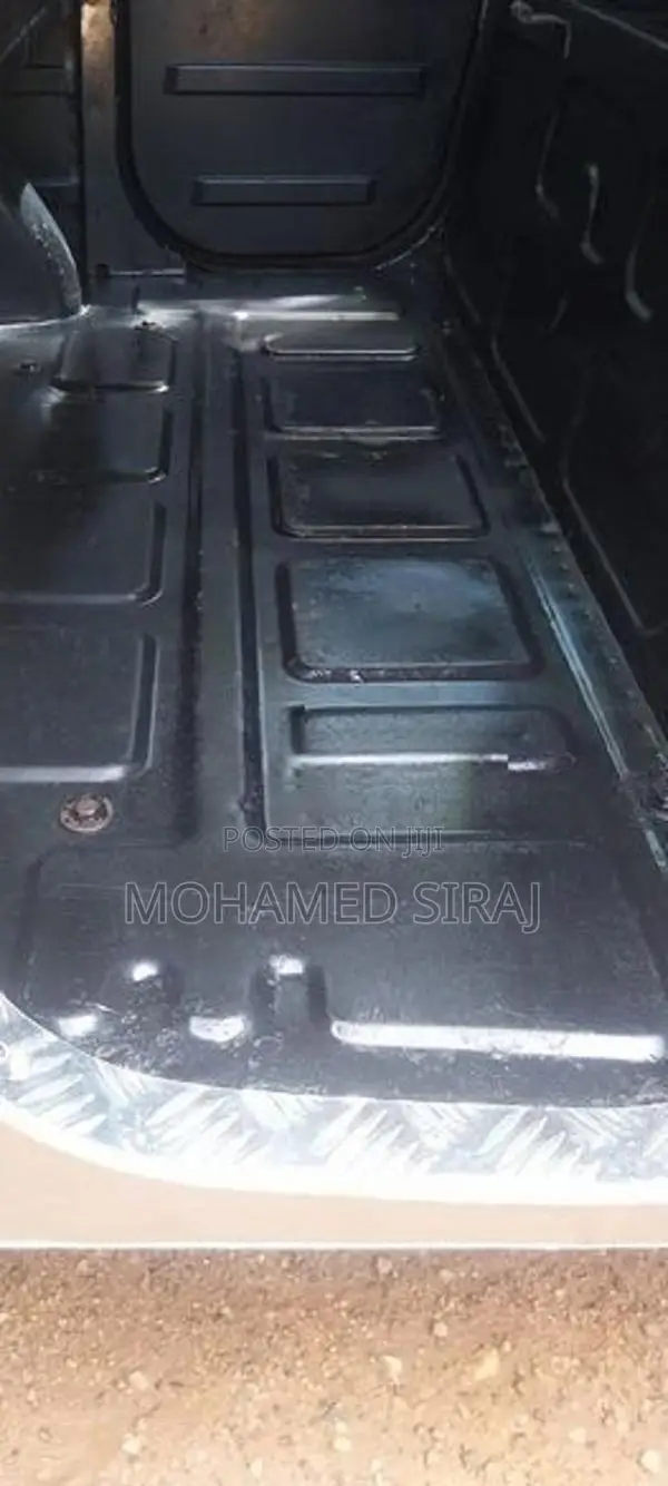Bajaj RE 205 2013