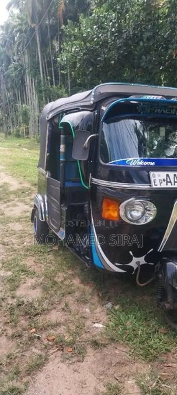 Bajaj RE 205 2013