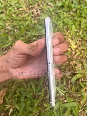 Apple iPhone SE 2 (Used)