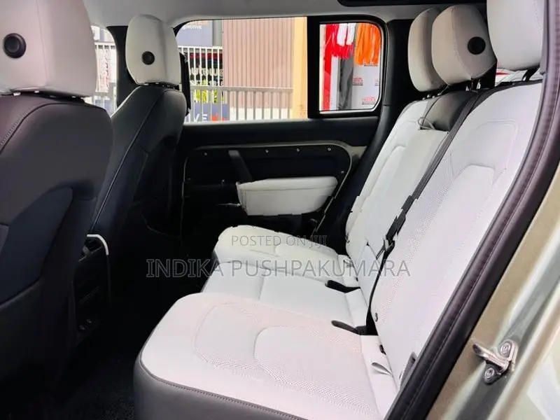 Land Rover Defender P300 Dynamic SE 2025