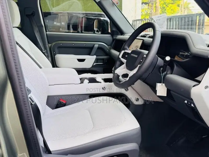 Land Rover Defender P300 Dynamic SE 2025