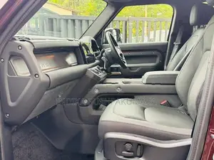 Land Rover Defender Sedona Edition P300e 2025