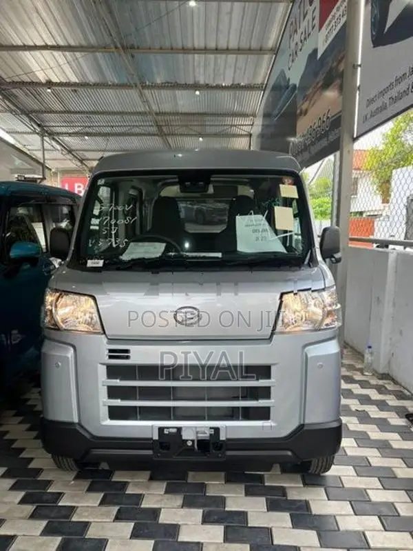 Daihatsu Hijet Cargo Deluxe 2025