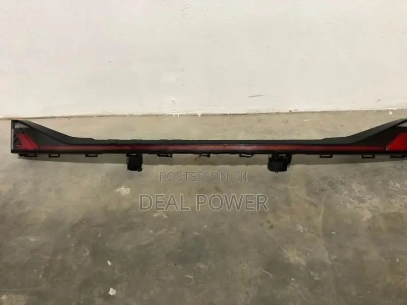 Suzuki Fronx Dicky Garnish Light