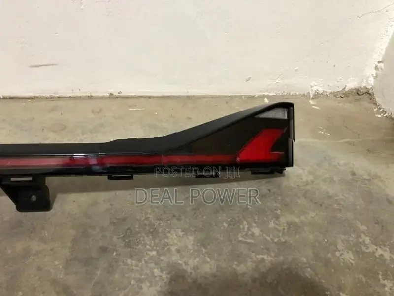 Suzuki Fronx Dicky Garnish Light