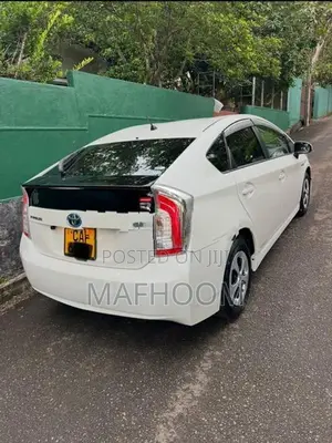 Toyota Prius S LED 2015