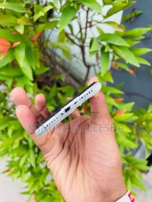 Apple iPhone SE 2 (Used)