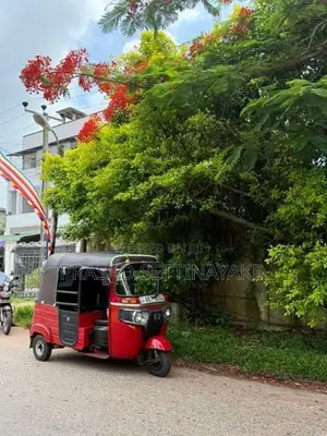 Bajaj RE 2019