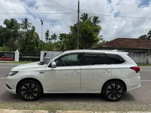 Mitsubishi Outlander PHEV 2015