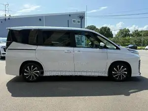 Toyota Voxy 2025