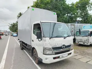 Hino Dutro WU710 14.5 FT DUNU 2015