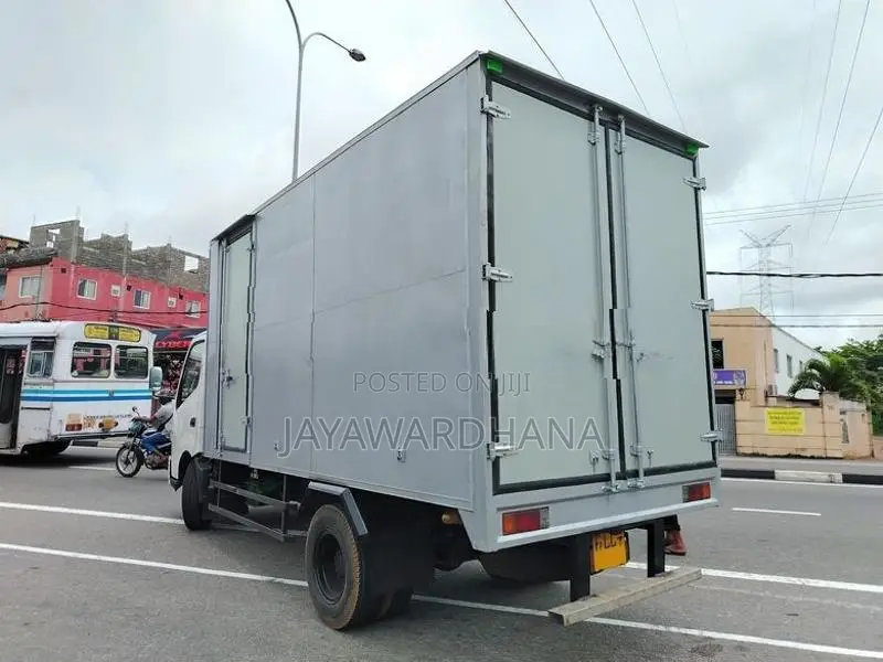 Hino Dutro WU710 14.5 FT DUNU 2015