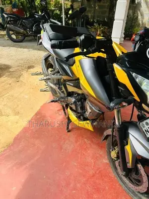 Bajaj Pulsar NS200 Yellow 2018