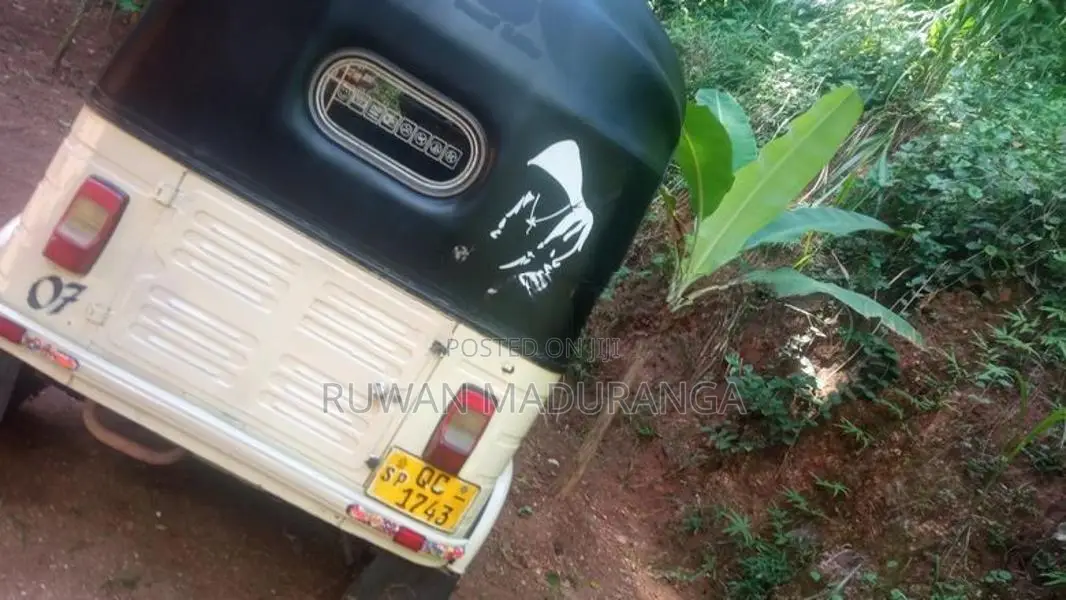 Bajaj RE 2005