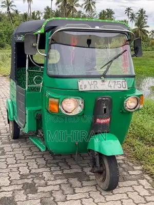 Bajaj RE 205 2011