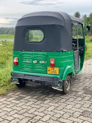 Bajaj RE 205 2011