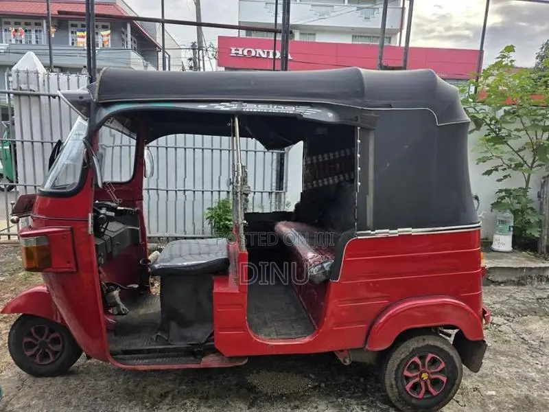 Bajaj RE 205 2011