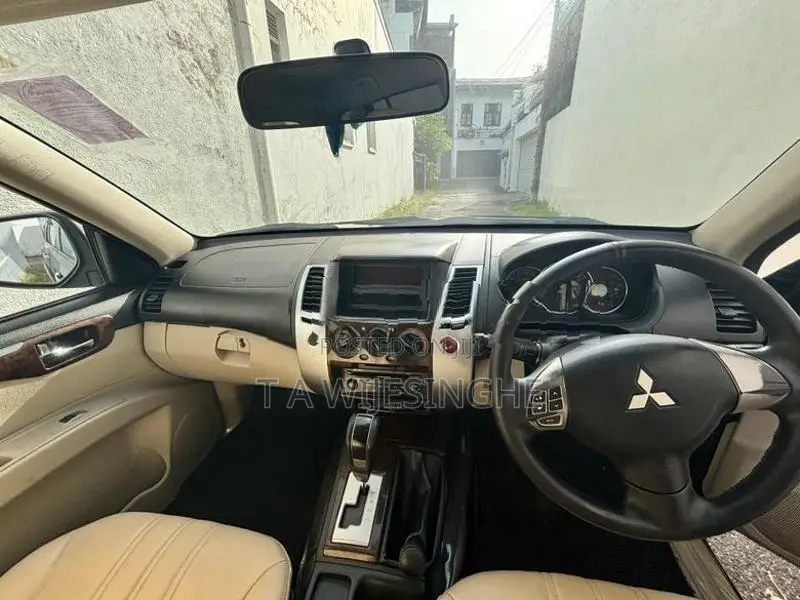 Mitsubishi Montero Sport 2012