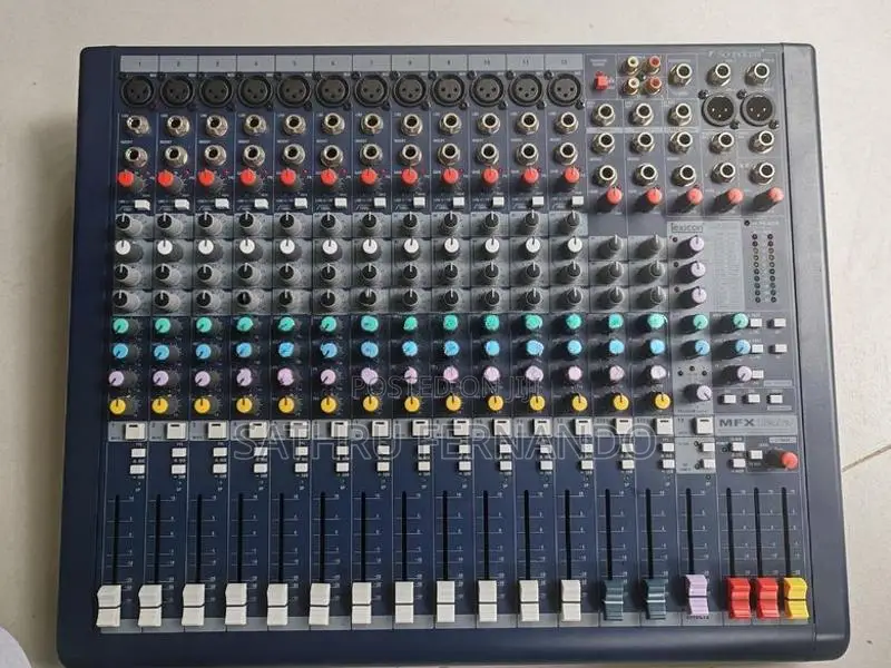 Soundcraft MFX 12 console