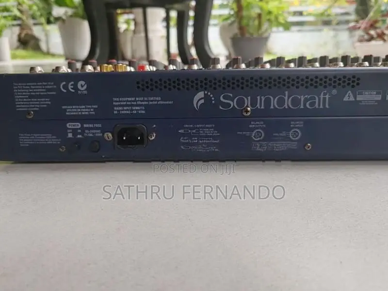 Soundcraft MFX 12 console