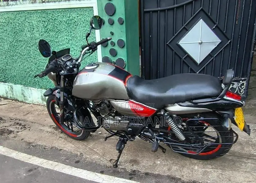Bajaj V15 2016