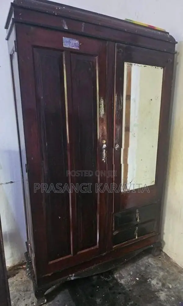කොස් ලී අල්මාරියක්