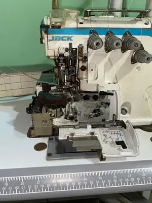 Jack 2 Needle 4 Thread Overlock Machine