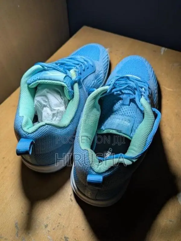 HUNDRED Size 45 Non Marking Badminton Shoes