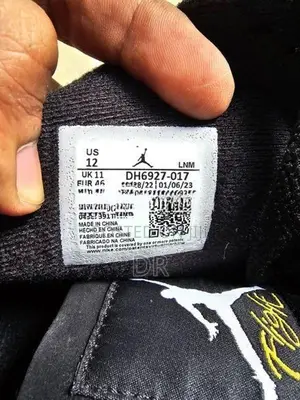 Air Jordan 4 Retro Thunder Sneakers