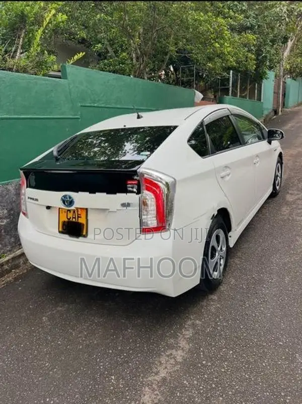 Toyota Prius S LED 2015