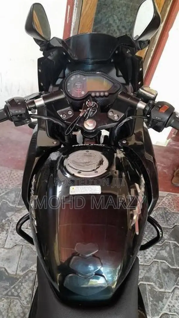 Bajaj Pulsar 220F 2015
