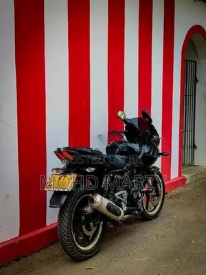 Bajaj Pulsar 220F 2015